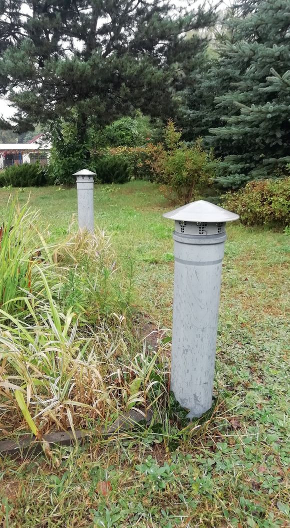 Na końcu rur drenarskich montuje się kominki napowietrzające