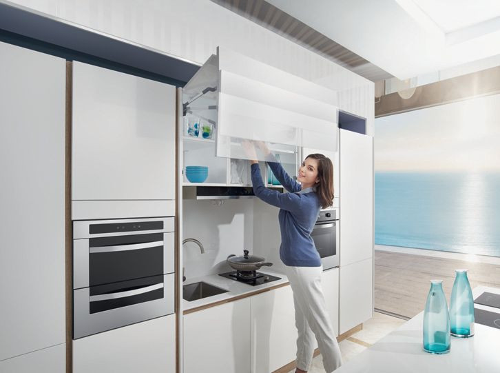 Fronty otwierane do góry w szafkach wiszących dają znacznie większy komfort użytkowania mebli, niż otwierane w tradycyjny sposób