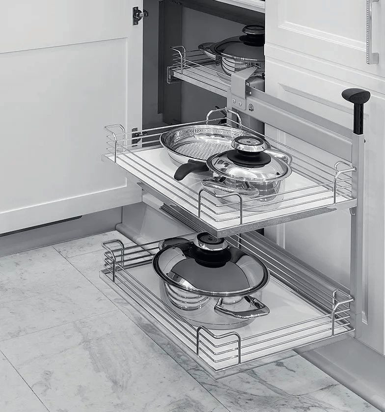 Narożne cargo umożliwiają wysunięcie na zewnątrz przedmiotów przechowywanych głęboko w szafkach