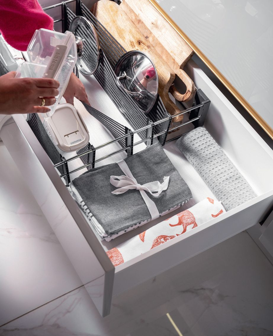 Rozmaite organizery i przegródki umożliwiają utrzymywanie porządku w szufladach