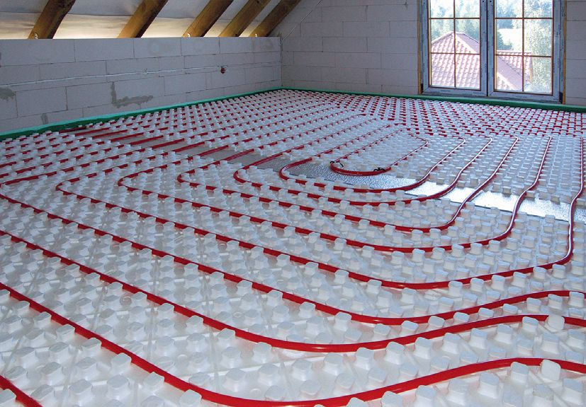 Wodne ogrzewanie podłogowe układa w grubej warstwie jastrychu lub mocuje do płyt systemowych, z lekkim pokryciem z suchego jastrychu