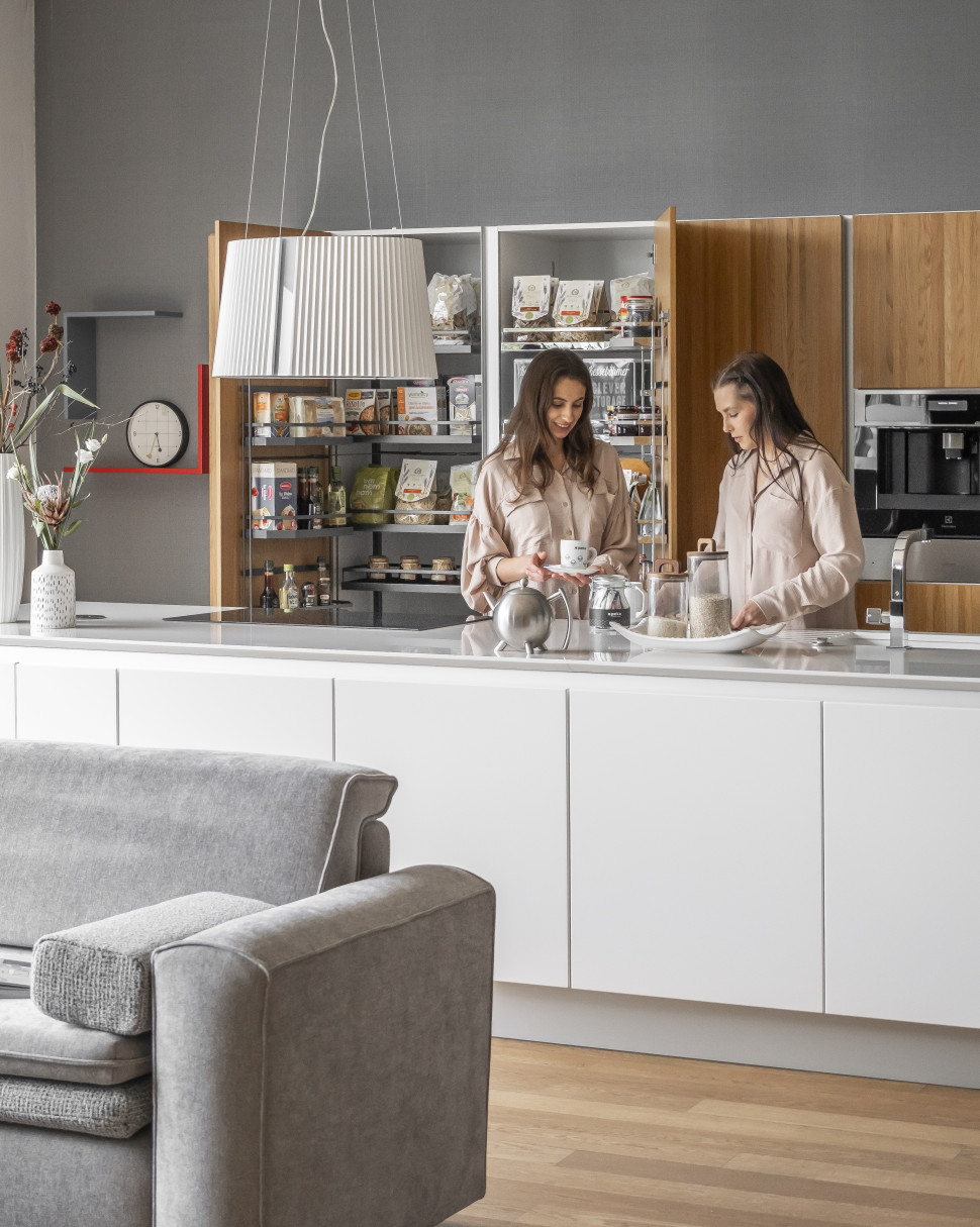 Domowa spiżarnia z prawdziwego zdarzenia, która pomieści duże ilości żywności w opakowaniach