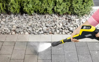 Wykwity i mchy na kostce brukowej? Szybko się ich pozbądź!