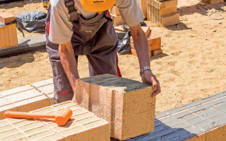 Wady i zalety różnych technologii budowy ścian