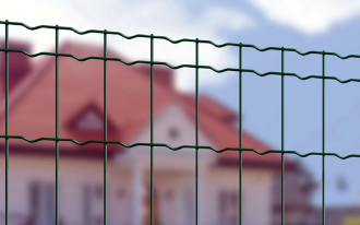 Ogrodzenie i jego funkcje. O czym pamiętać, dobierając nowe przęsła?