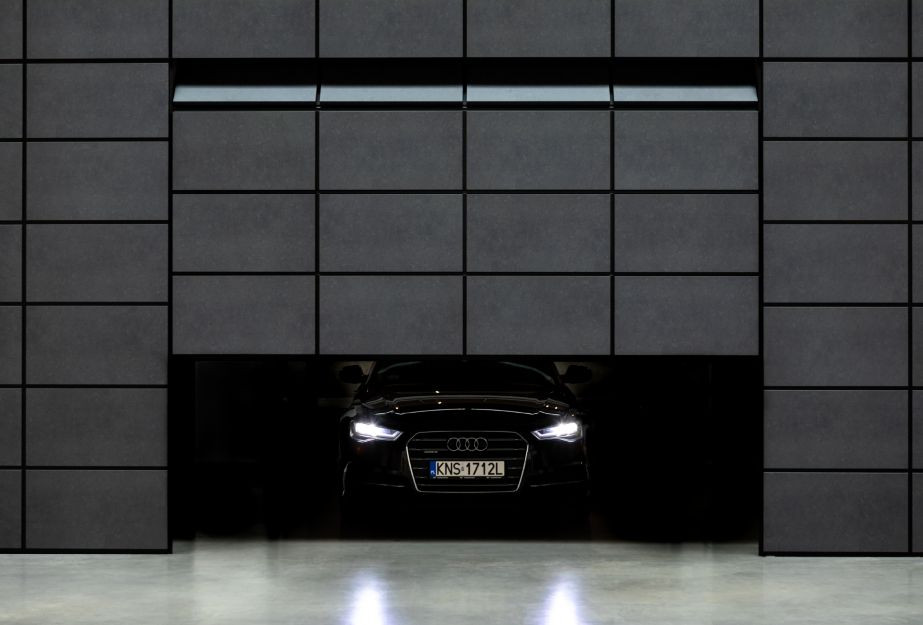 Skrzydło bramy elewacyjnej można wypełnić dowolnym materiałem elewacyjnym.