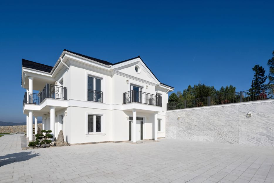 Gdy brama jest zamknięta, jej skrzydło tworzy jednolitą powierzchnię z fasadą.