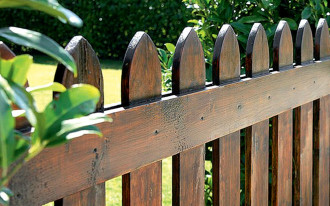 Renowacja drewnianego ogrodzenia: przywróć mu blask!