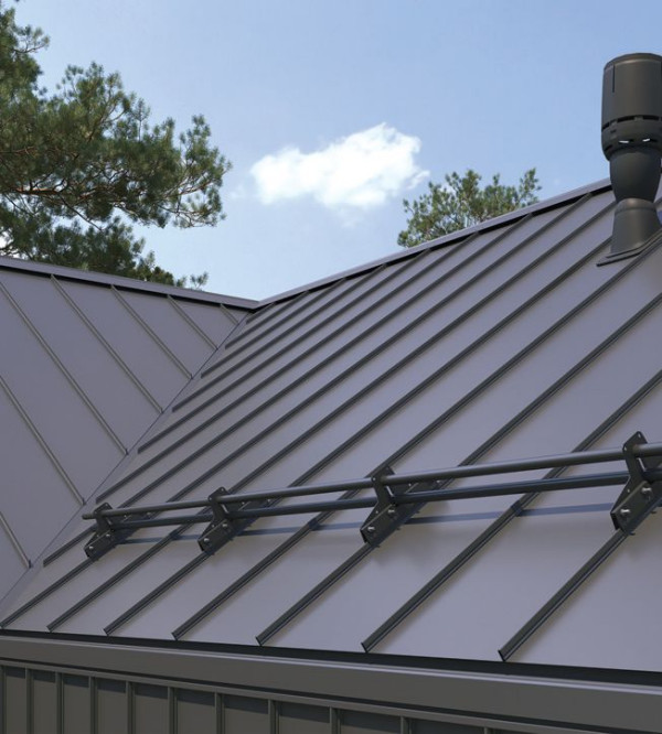 Blachy płaskie łączy się obecnie najczęściej na tzw. rąbek stojący