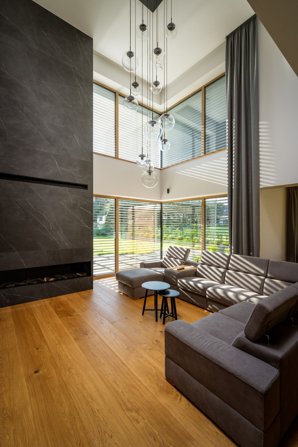 Przeszklona ściana salonu z żaluzjami KRISPOL