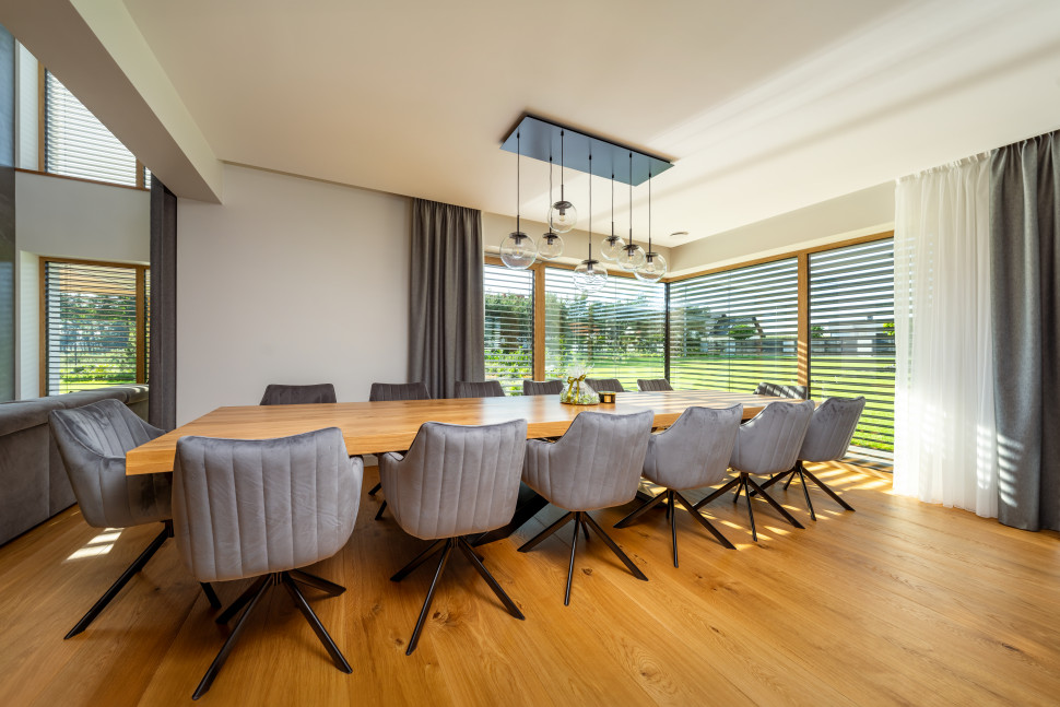 Salon z dużymi przeszkleniami KRISPOl