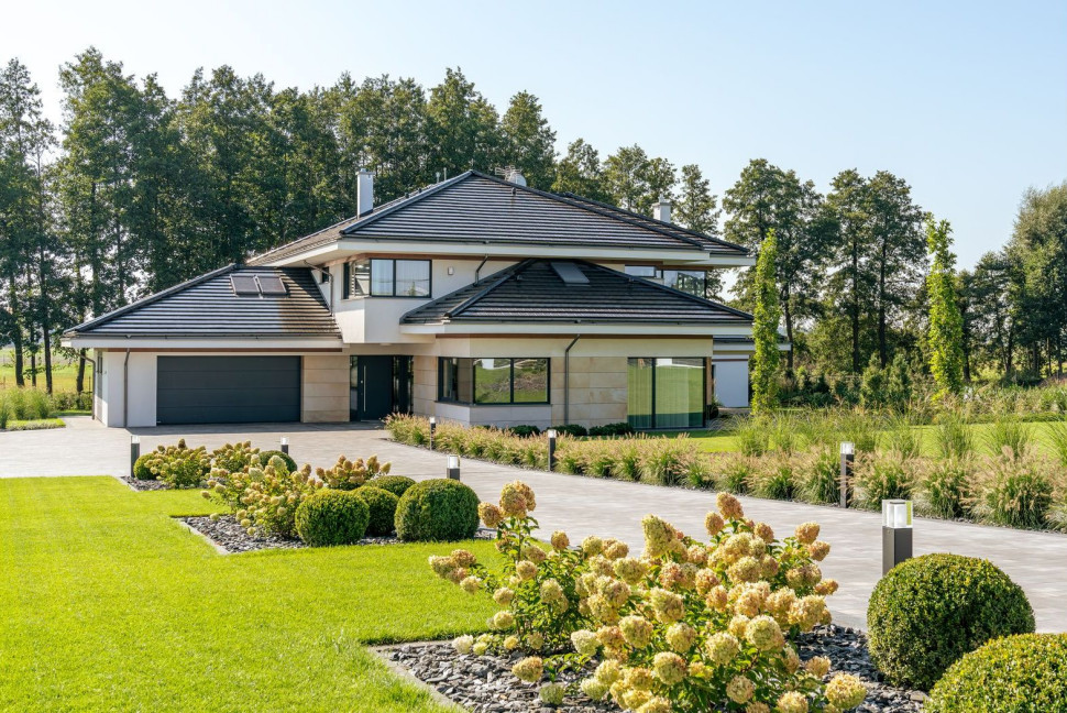 Pięknie wyeksponowany dom z przeszkleniami KRISPOL na obszernej działce