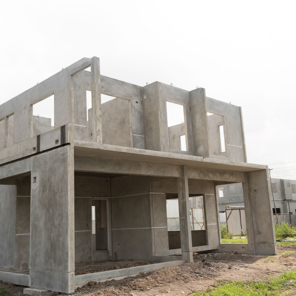 Domy z prefabrykatów mają wiele zalet. Najważniejszą z nich jest czas budowy domu do stanu deweloperskiego