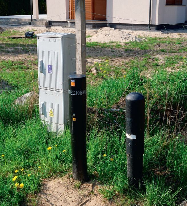 Pierwszym krokiem przy planowaniu instalacji elektrycznej powinno być określenie, jak wykonane będzie przyłącze działki do prądu