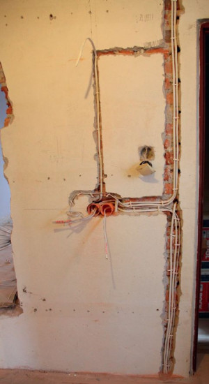 Najpopularniejszym sposobem ułożenia przewodów jest poprowadzenie ich po ścianie i zamaskowanie tynkiem