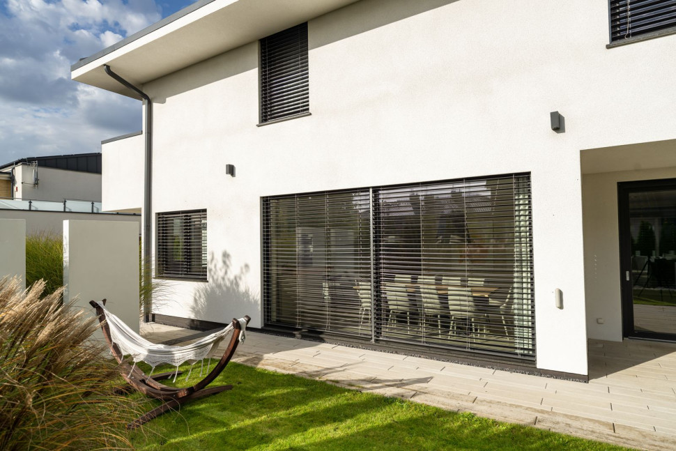 Osłony okienne powinny nie tylko współgrać z architekturą budynku, ale również zapewniać odpowiednią kontrolę nad światłem wpadającym do wnętrz