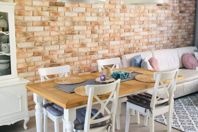 Jak udekorować salon płytkami Stara Cegła?