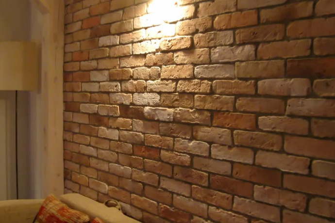 Jak montuje się płytki w stylu starej cegły?