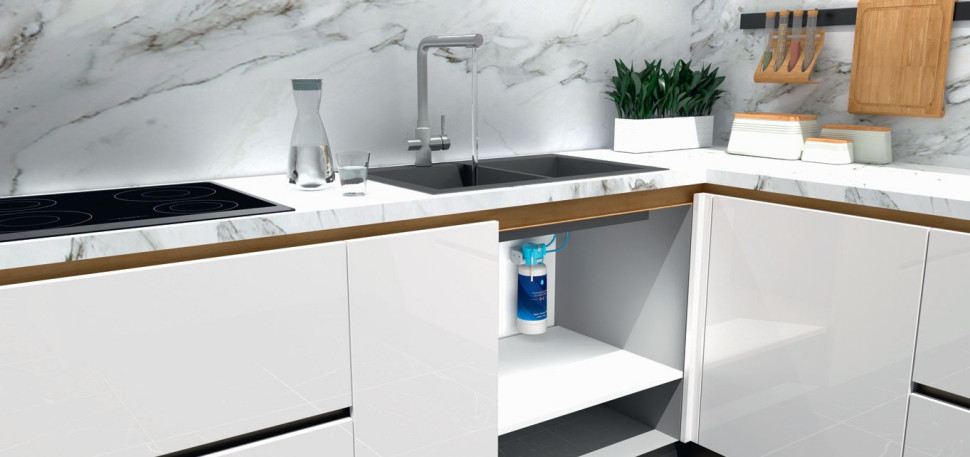 Filtr do wody umieszczony w szafce kuchennej