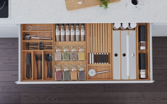Kuchenne rewolucje: jak zorganizować przestrzeń w szafkach i szufladach?