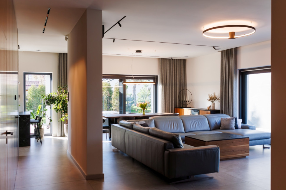 Strefa dzienna została wyraźnie podzielona na strefy użytkowe.