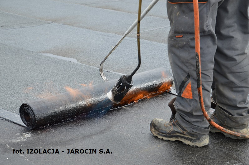 Układanie papy termozgrzewalnej JARPLAST MONO. zdjęcie. Izolacja - Jarocin S.A.