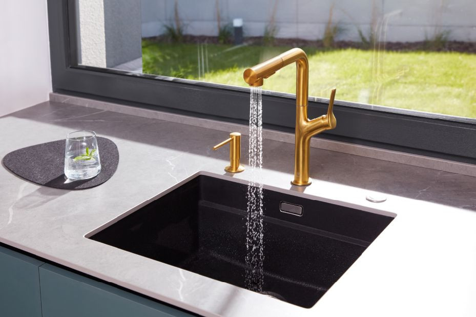 Dozownik do płynu do naczyń KFA Armatura w kolorze szczotkowanego złota