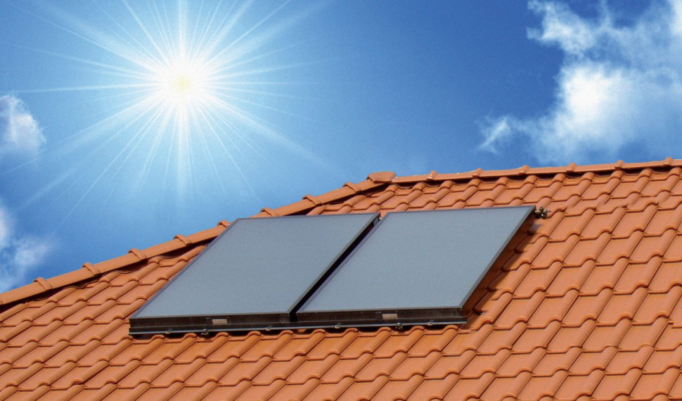 Dwa kolektory słoneczne na dachu