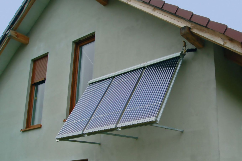 Kolektory słoneczne zamontowane na ścianie budynku