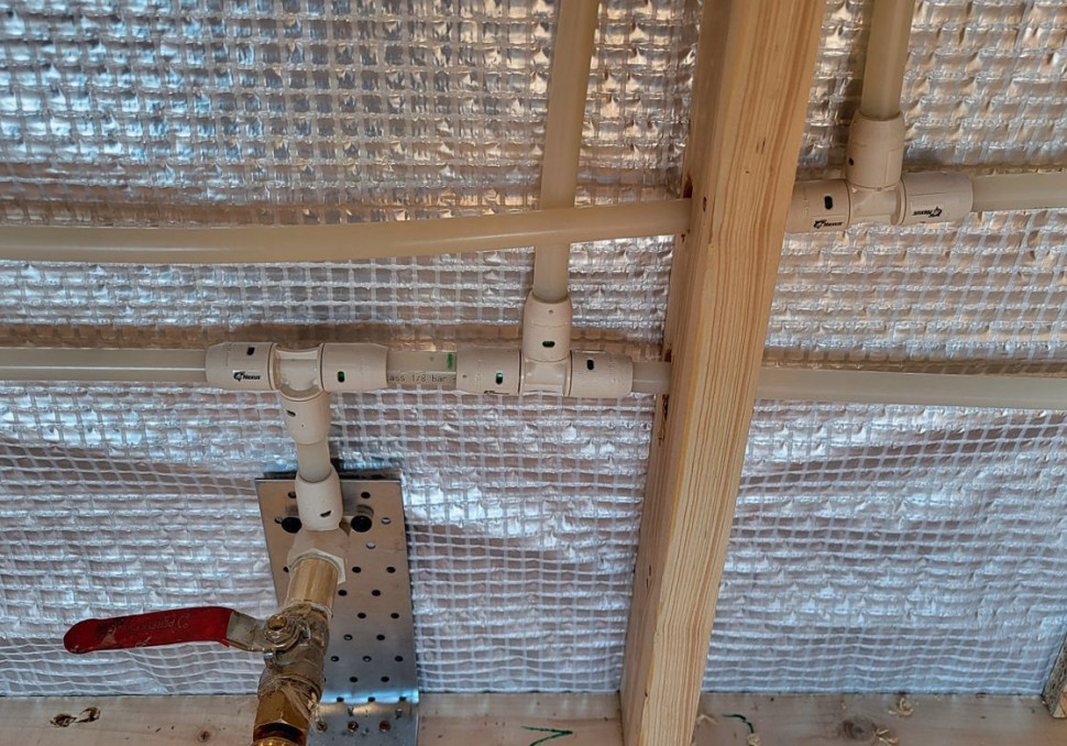 System SharkBite to układ połączonych przewodów, armatury, złączek i urządzeń doprowadzających wodę do ustalonych uprzednio punktów poboru, znajdujących się w różnych pomieszczeniach na wszystkich kondygnacjach budynku