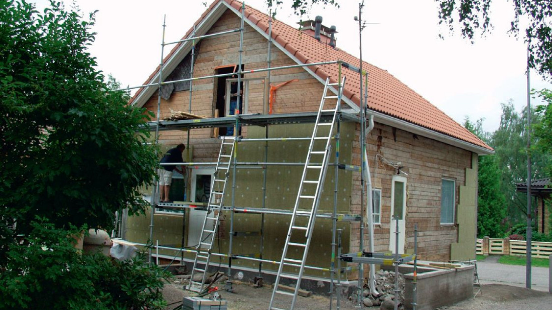 Styropian, wełna mineralna, a może pianka: jaki materiał ociepleniowy na przegrody?