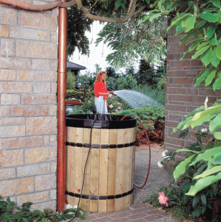 Zbiornik naziemny na deszczówkę - najprostszy, czyli drewniana beczka wyłożona folią
