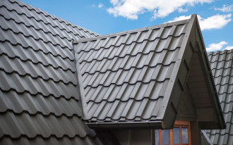 Obróbki blacharskie - czym są i jaką funkcję pełnią na naszym dachu?