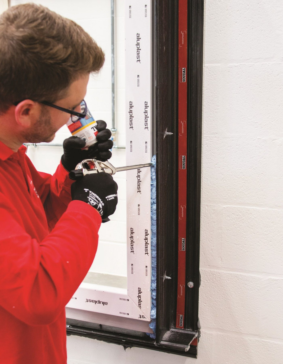 Wysokiej jakości pianka poliuretanowa dokładnie wypełnia szczelinę między oknem a ścianą zewnętrzną, przeciwdziałając ucieczce ciepła z budynku