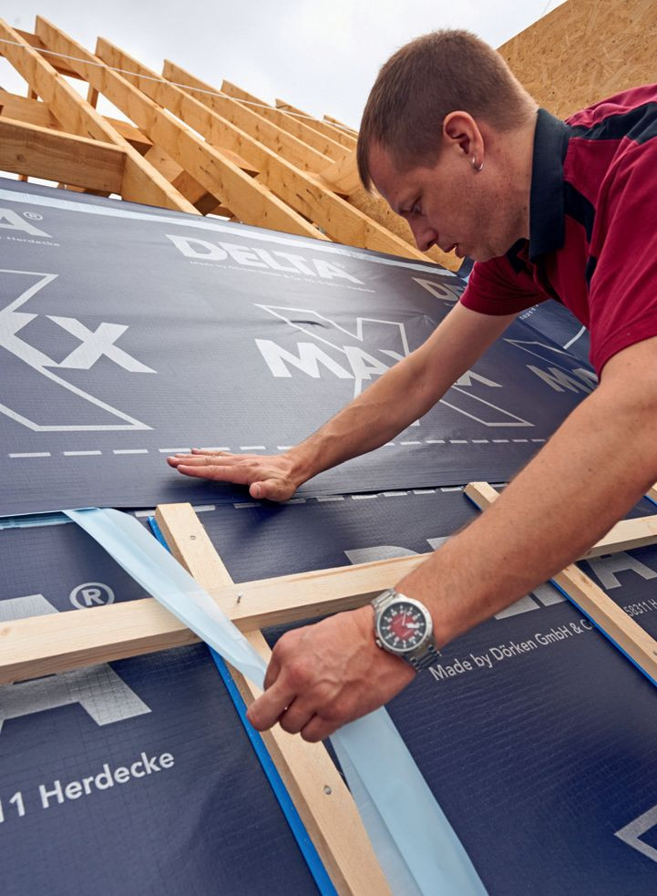 Folie dachowe mocuje się zszywkami, w zależności od spadku dachu można lub trzeba je sklejać