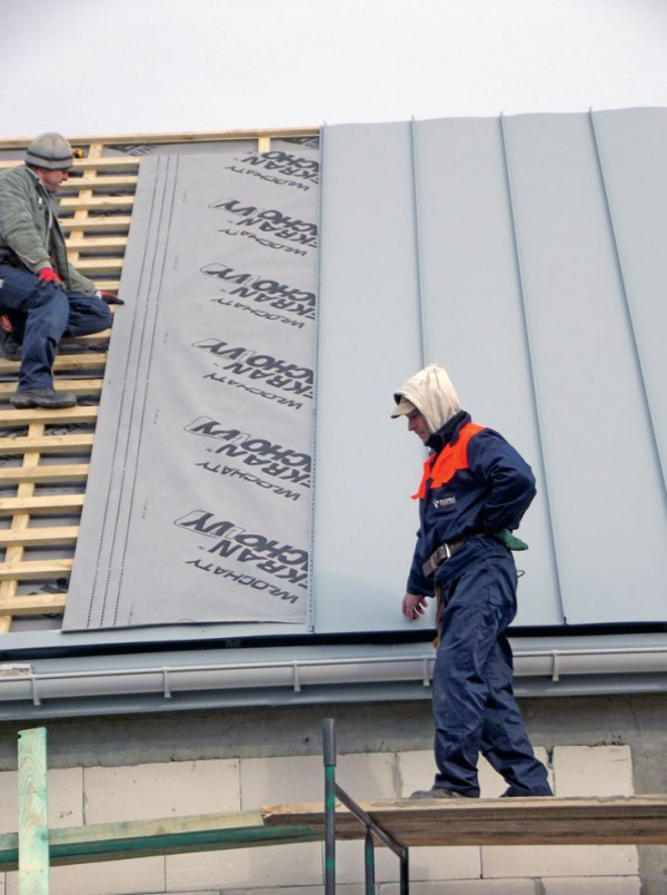 Specjalna folia wstępnego krycia przeznaczona pod pokrycia z blachy na rąbek