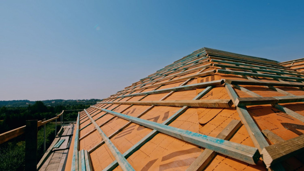 Folie dachowe nie powinny być zbyt długo wystawione na działanie słońca