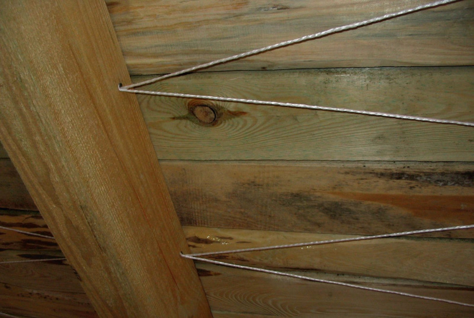 Utworzenie szczeliny wentylacyjnej, koniecznej między ociepleniem z wełny i pełnym deskowaniem, ułatwia rozciągnięcie sznurka lub żyłki