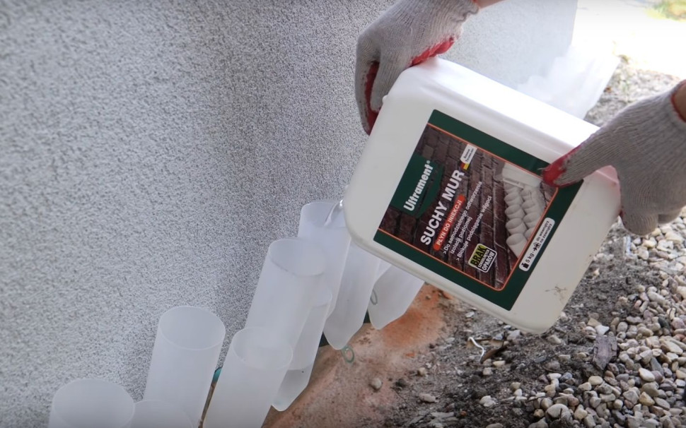 Aplikacja płynu iniekcyjnego Suchy Mur. fot. Ultrament