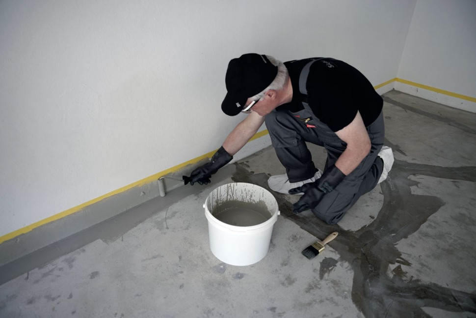 Na styku ściany i podłogi żywicę nakładamy małym wałkiem