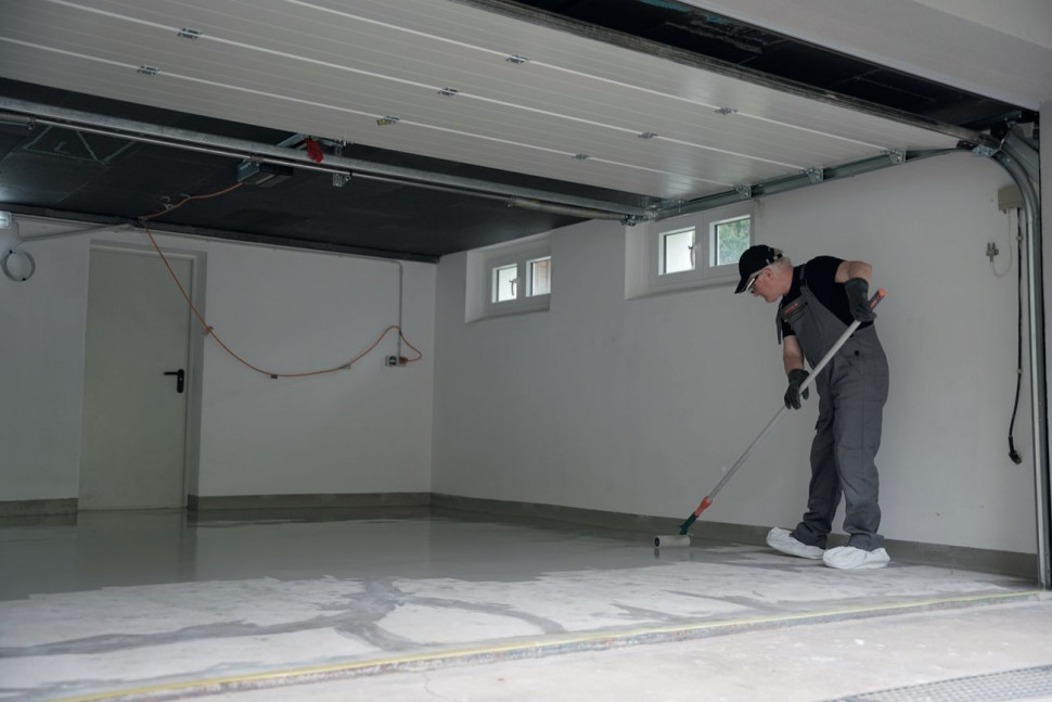 Wylewkę pokrywamy żywicą korzystając z dużego wałka na teleskopowym drążku