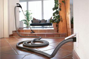 Który lepiej sprząta: odkurzacz centralny czy robot?