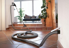 Który lepiej sprząta: odkurzacz centralny czy robot?