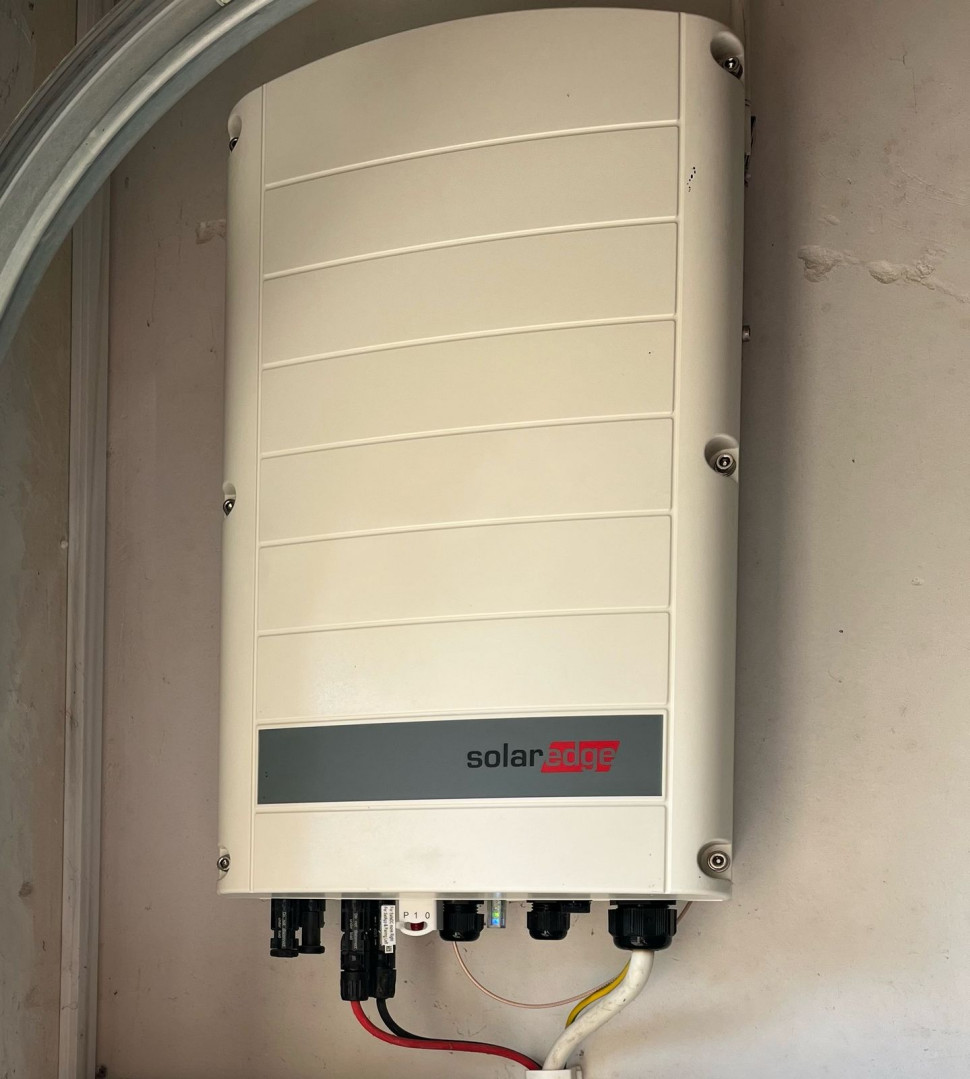 Osprzęt instalacji z panelami PV umieszczono w garażu