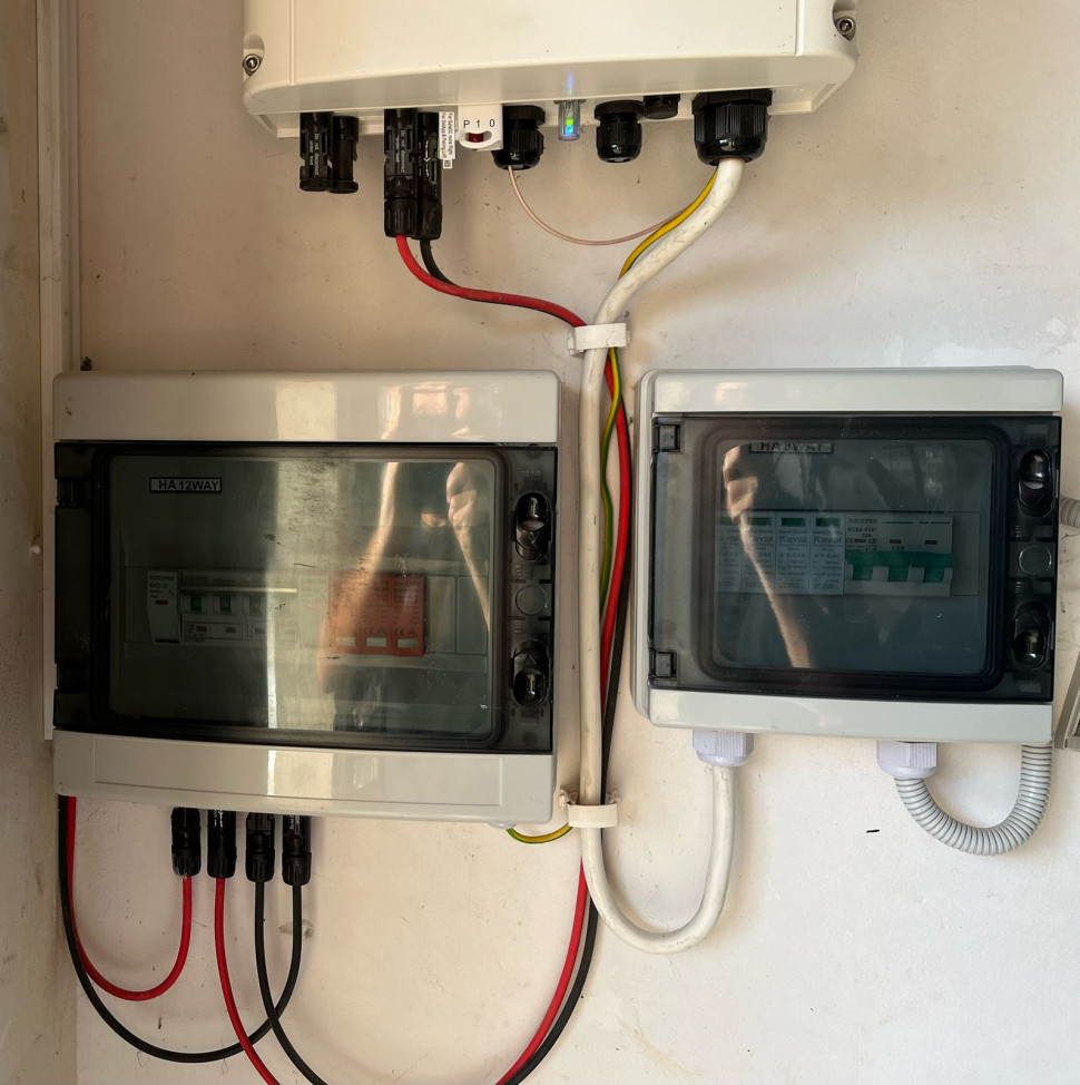 Osprzęt instalacji z panelami PV umieszczono w garażu