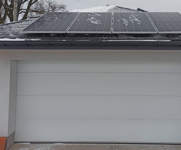 Po zakupie auta elektryka, na garażu dodano panele o mocy 3,5 kW.