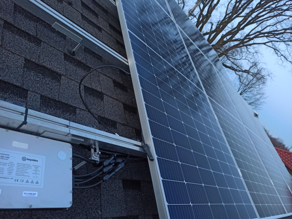 Na garażu z gontem, zastosowano śruby (wkręcone w krokwie)