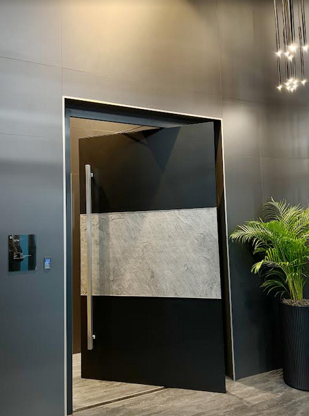 Wielkogabarytowe, nowoczesne drzwi wahadłowo-obrotowe.