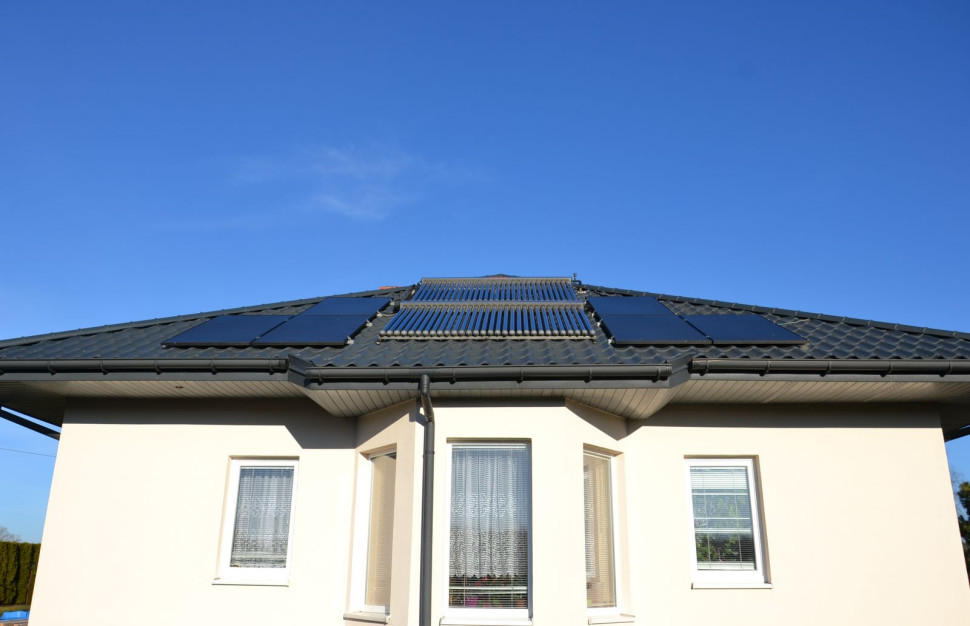 Na południowo-zachodniej połaci dachu, zamontowano kolektory rurowe próżniowe (9 m2) i panele PV