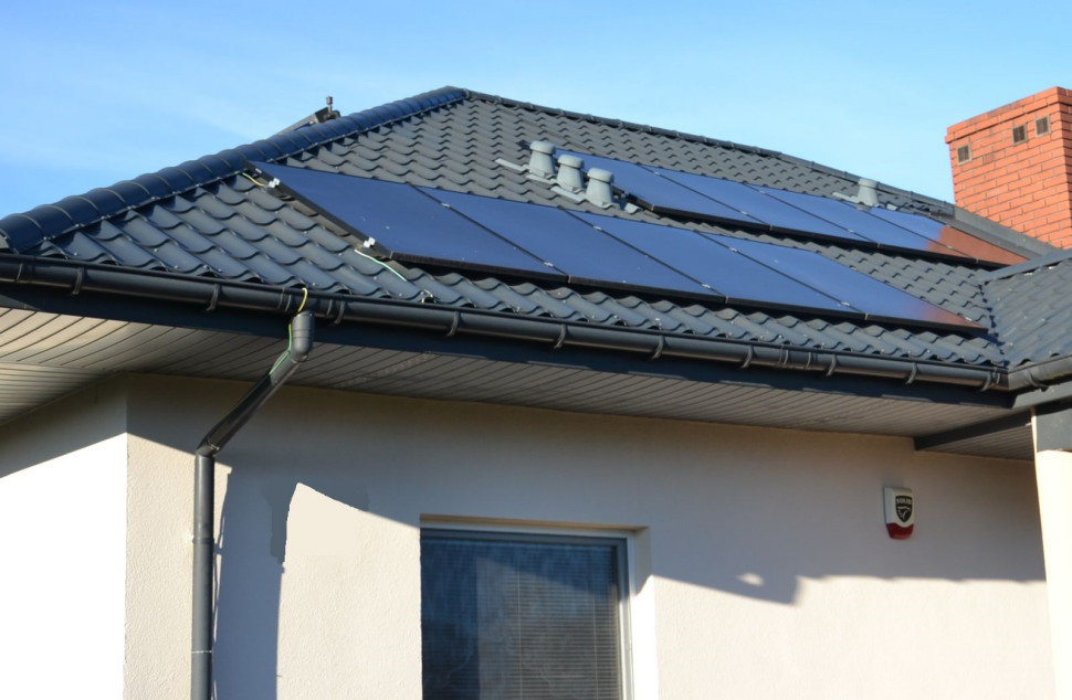 Drugą partię paneli PV (9 sztuk) dodano po zmianie kotła grzewczego (poprzedni na groszek węglowy zastąpiono elektrycznym)